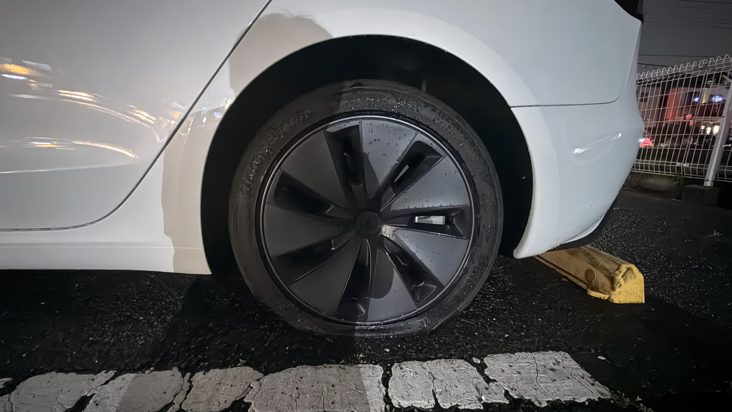 雨の夜のパンク。そしてTeslaロードサイドサポート。